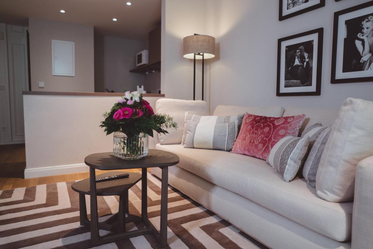 Vila Vita Rosenpark Marburg Exterior photo A living room in a serviced apartment in London