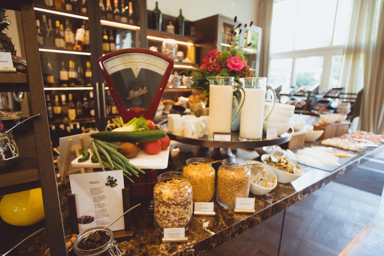 Vila Vita Rosenpark Marburg Exterior photo A display of various types of honey at a hotel in London