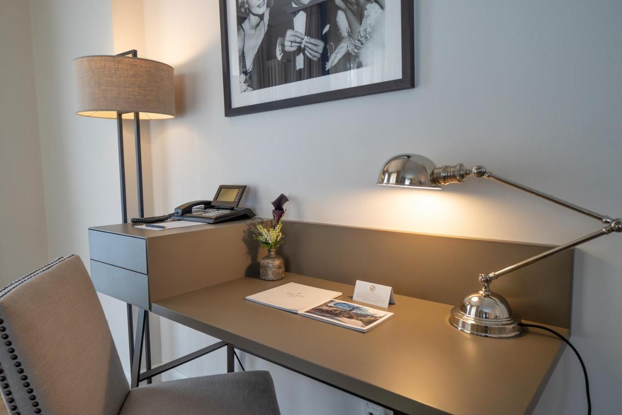 Vila Vita Rosenpark Marburg Exterior photo A desk with a lamp