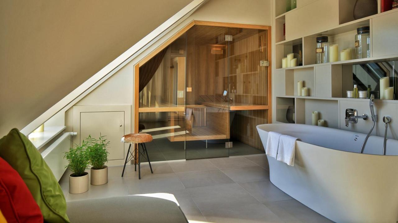Vila Vita Rosenpark Marburg Exterior photo A modern bathroom with a shower and a bathtub