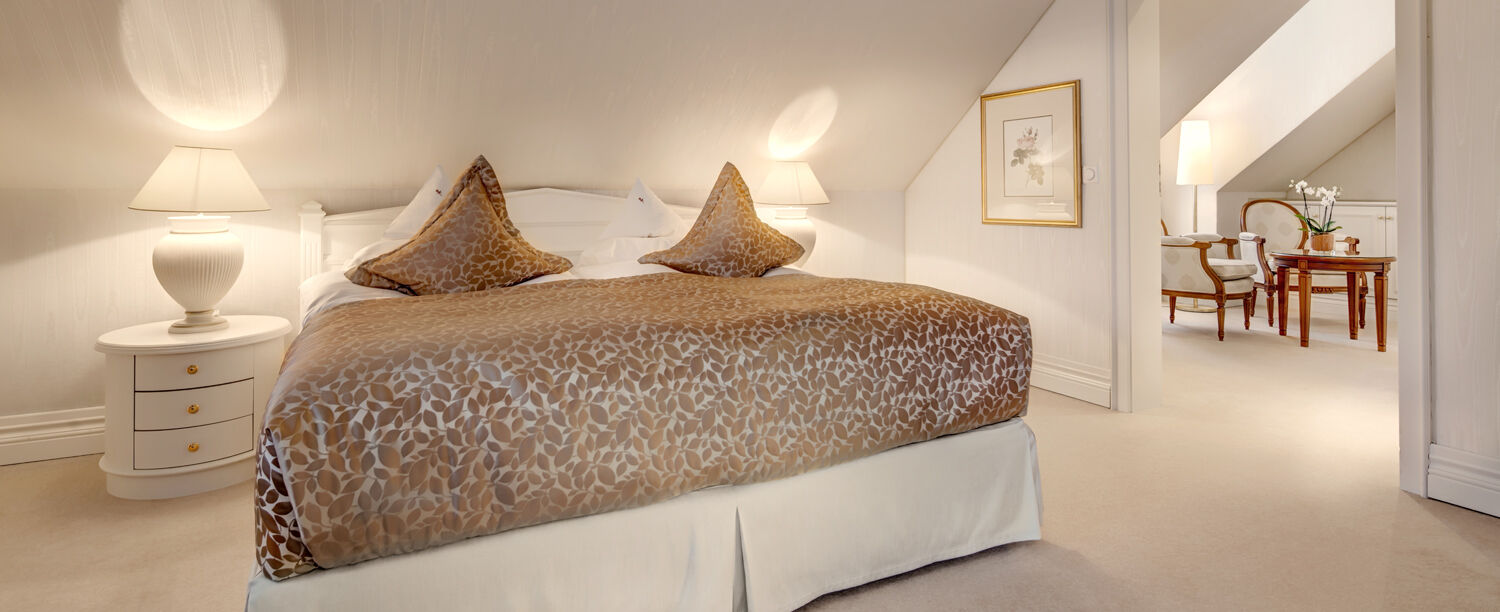 Vila Vita Rosenpark Marburg Exterior photo A bed with a bed skirt